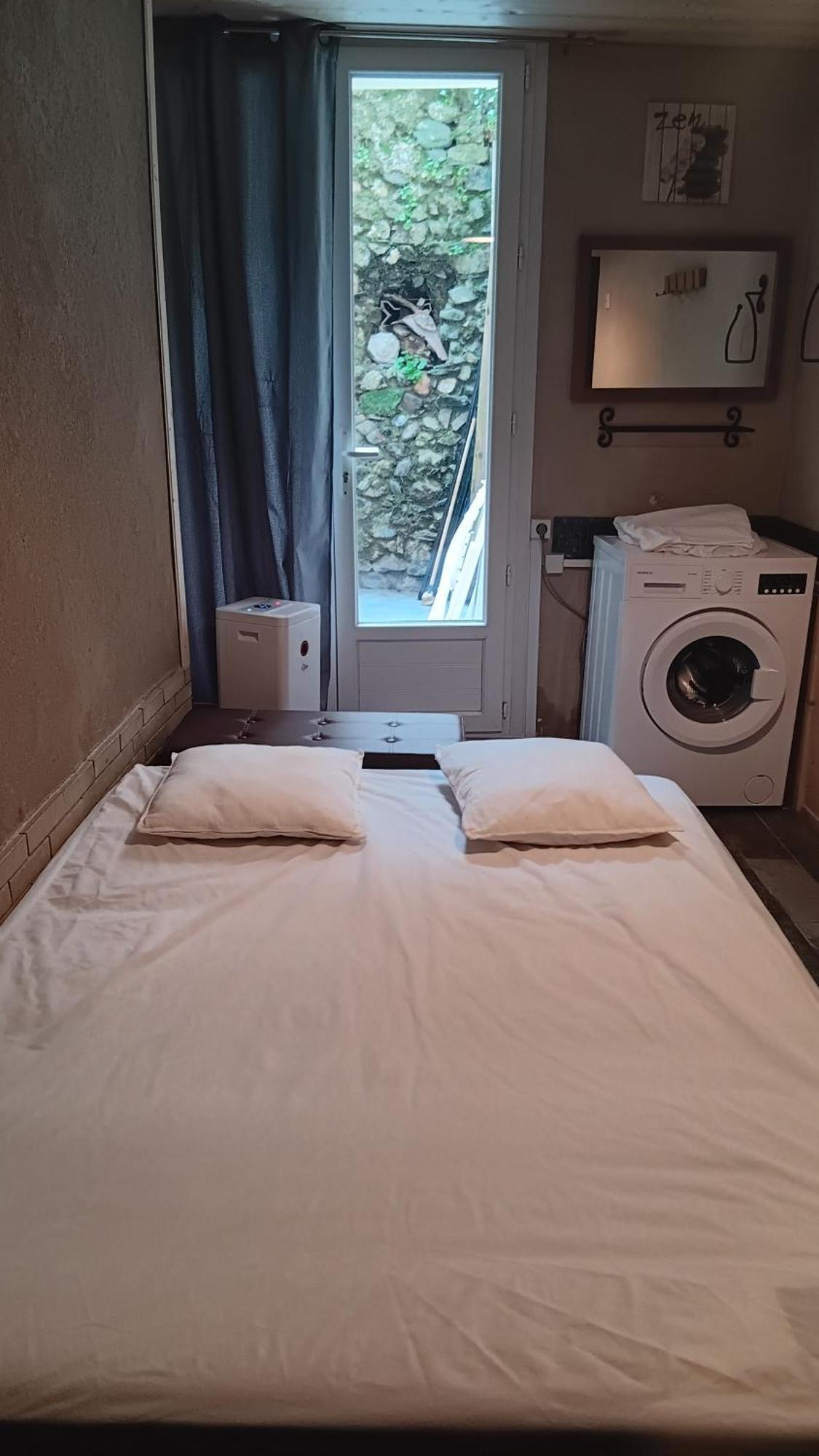Appartement Pour 4 Personnes Dans Une Rue Tres Calme Saint-Laurent-le-Minier المظهر الخارجي الصورة